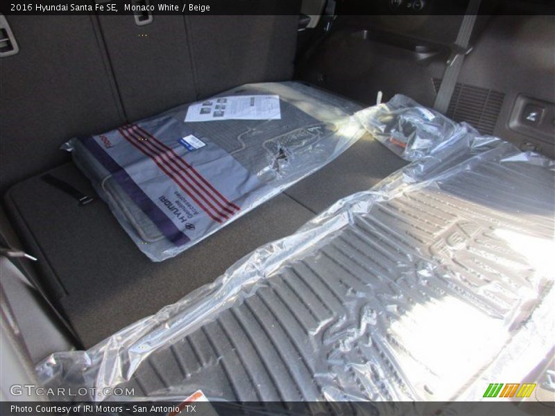 Monaco White / Beige 2016 Hyundai Santa Fe SE