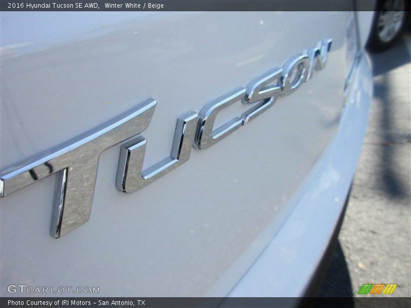 Winter White / Beige 2016 Hyundai Tucson SE AWD