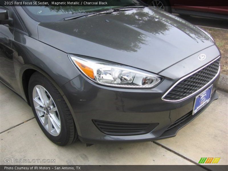 Magnetic Metallic / Charcoal Black 2015 Ford Focus SE Sedan