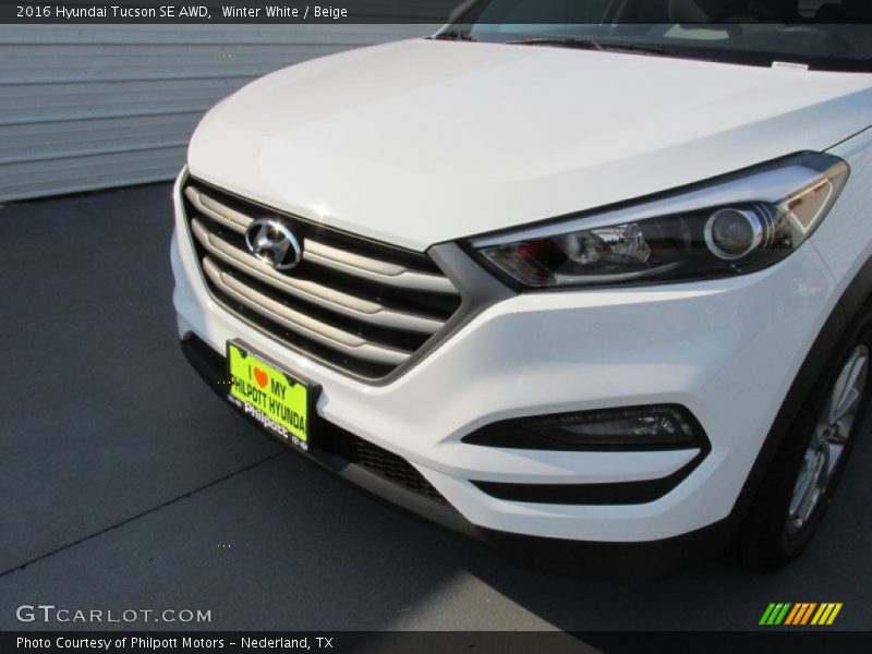 Winter White / Beige 2016 Hyundai Tucson SE AWD