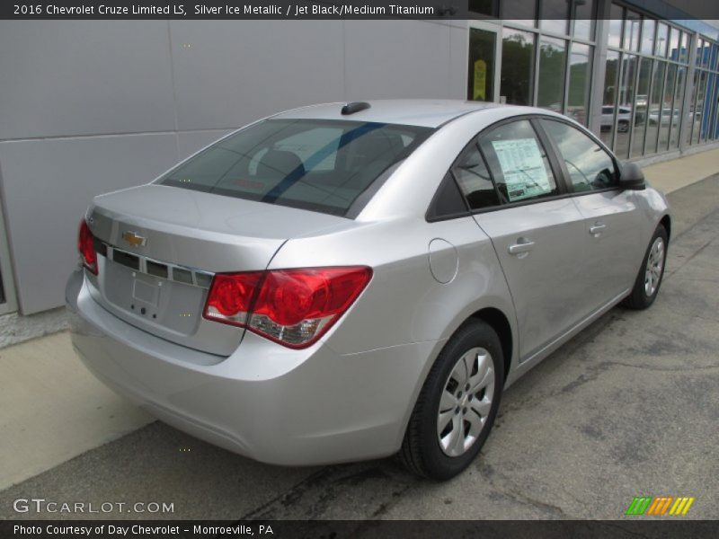 Silver Ice Metallic / Jet Black/Medium Titanium 2016 Chevrolet Cruze Limited LS