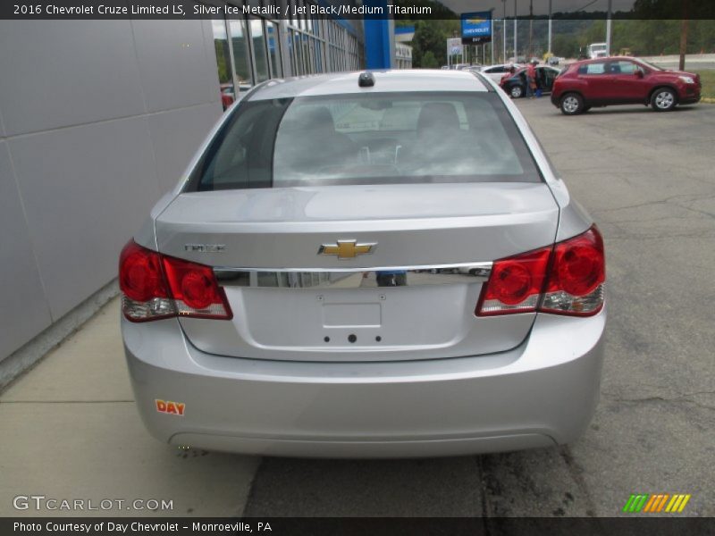 Silver Ice Metallic / Jet Black/Medium Titanium 2016 Chevrolet Cruze Limited LS