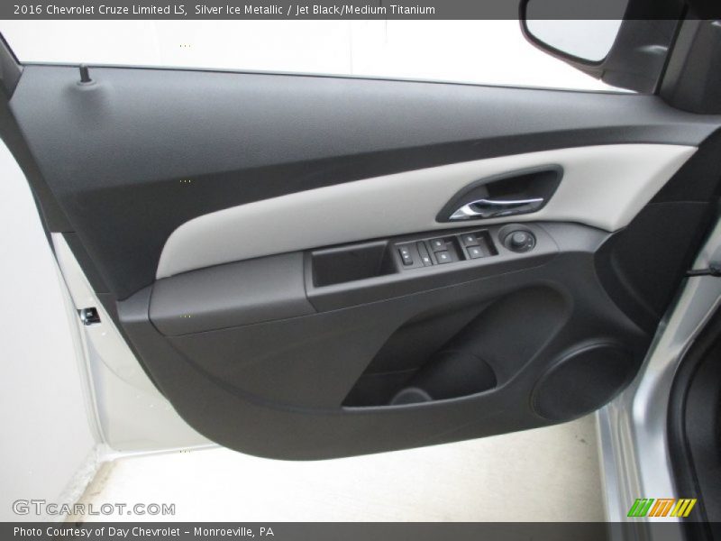 Silver Ice Metallic / Jet Black/Medium Titanium 2016 Chevrolet Cruze Limited LS