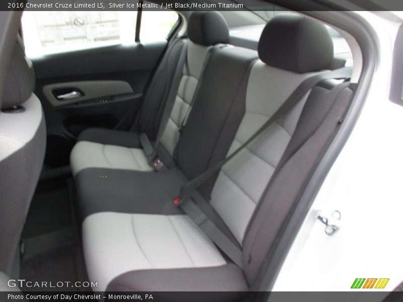 Silver Ice Metallic / Jet Black/Medium Titanium 2016 Chevrolet Cruze Limited LS