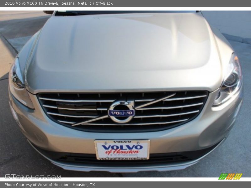 Seashell Metallic / Off-Black 2016 Volvo XC60 T6 Drive-E