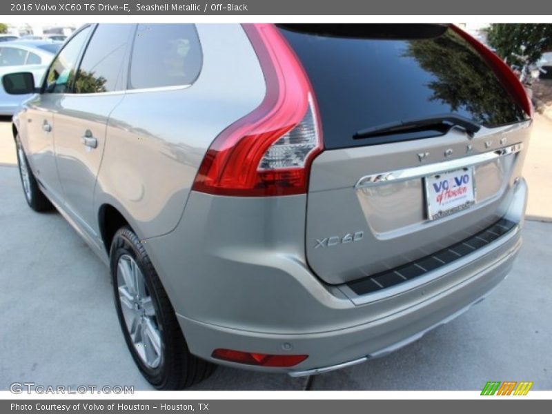 Seashell Metallic / Off-Black 2016 Volvo XC60 T6 Drive-E