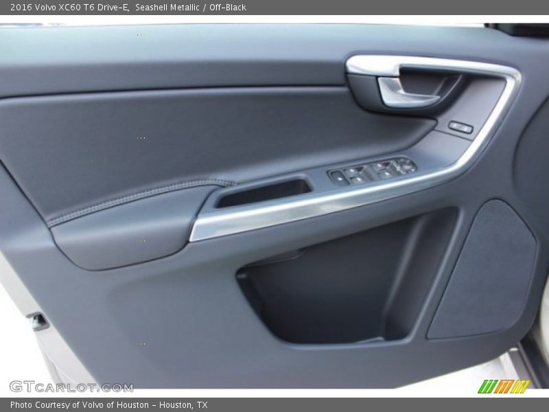 Seashell Metallic / Off-Black 2016 Volvo XC60 T6 Drive-E