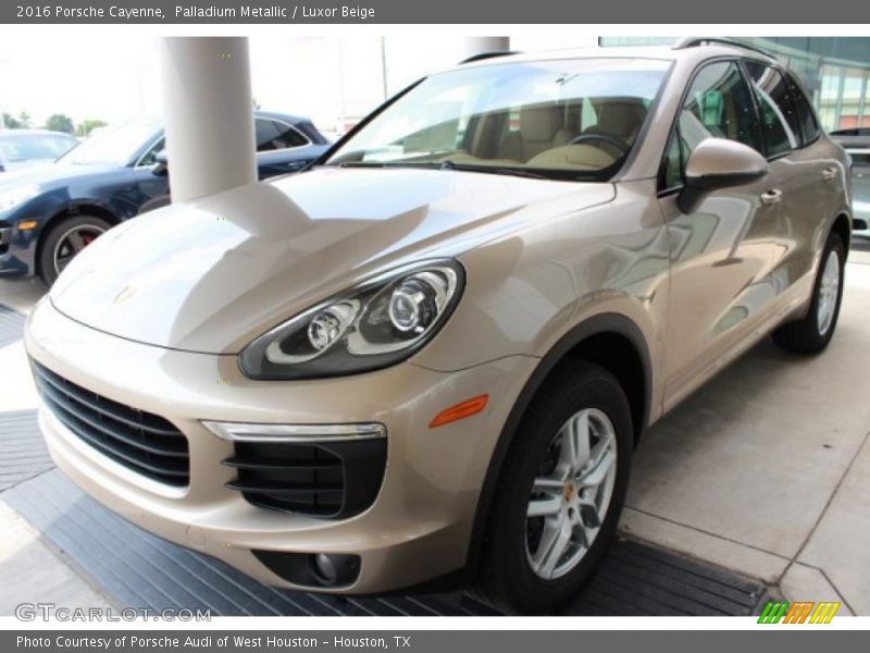 Front 3/4 View of 2016 Cayenne 