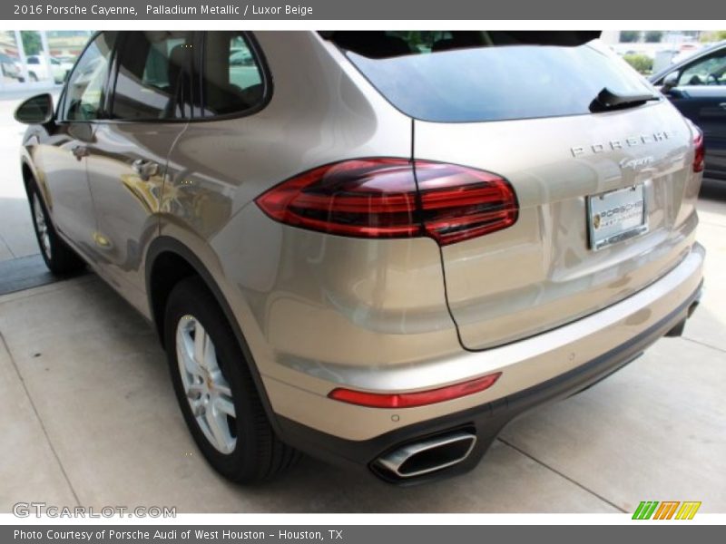 Palladium Metallic / Luxor Beige 2016 Porsche Cayenne