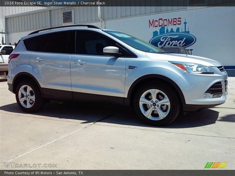 Ingot Silver Metallic / Charcoal Black 2016 Ford Escape SE
