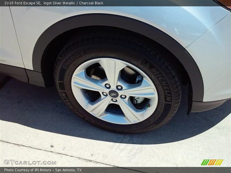 Ingot Silver Metallic / Charcoal Black 2016 Ford Escape SE