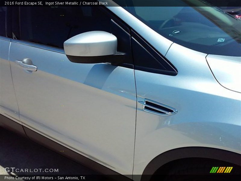 Ingot Silver Metallic / Charcoal Black 2016 Ford Escape SE