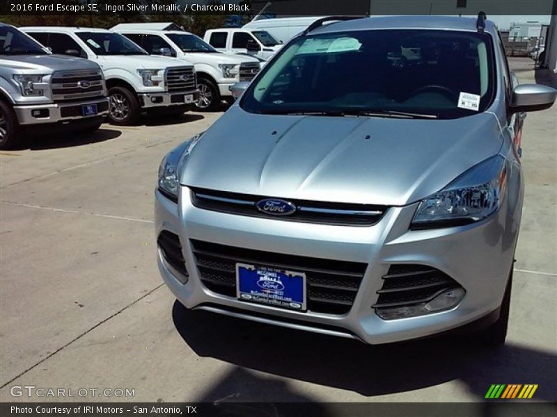 Ingot Silver Metallic / Charcoal Black 2016 Ford Escape SE