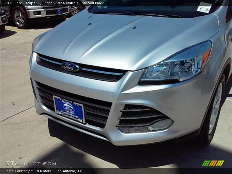 Ingot Silver Metallic / Charcoal Black 2016 Ford Escape SE