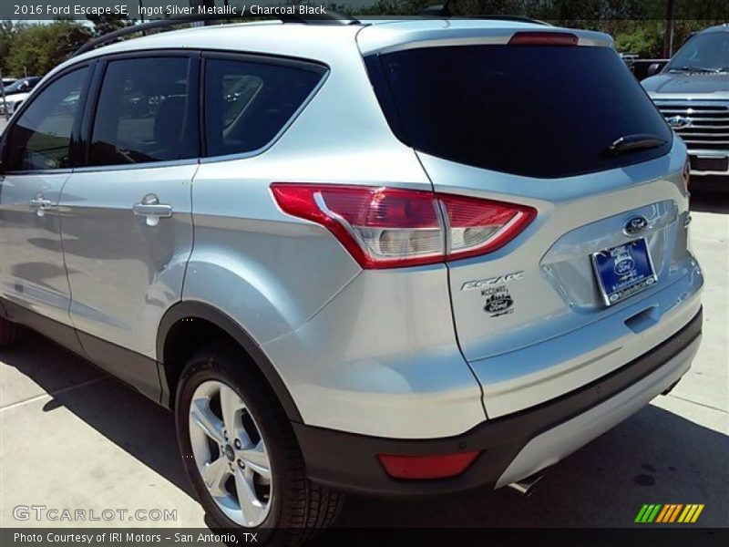 Ingot Silver Metallic / Charcoal Black 2016 Ford Escape SE