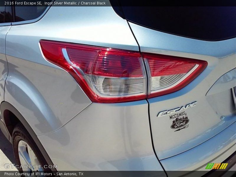 Ingot Silver Metallic / Charcoal Black 2016 Ford Escape SE