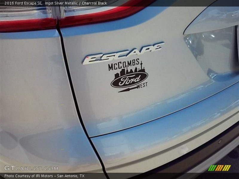 Ingot Silver Metallic / Charcoal Black 2016 Ford Escape SE