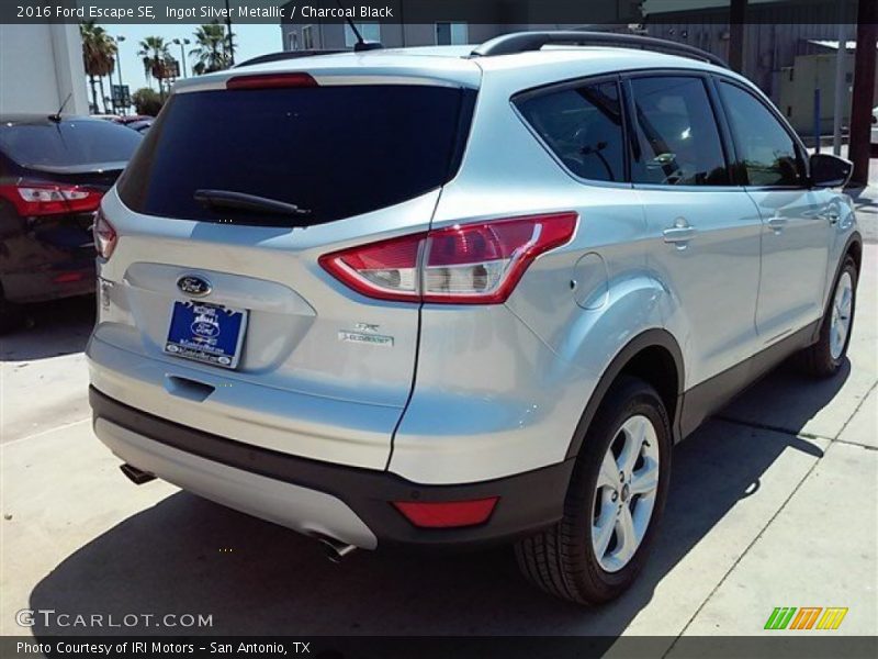Ingot Silver Metallic / Charcoal Black 2016 Ford Escape SE