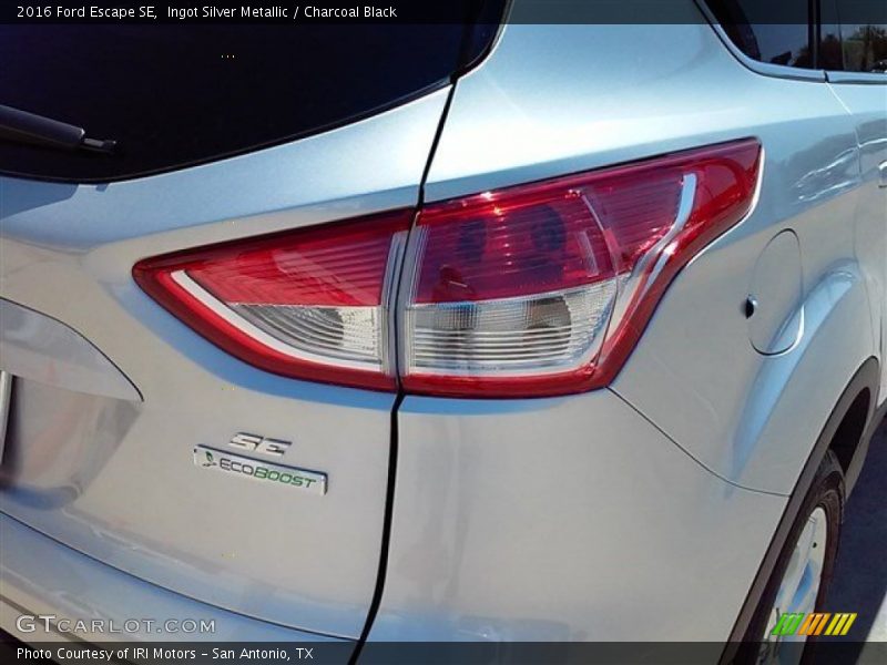 Ingot Silver Metallic / Charcoal Black 2016 Ford Escape SE