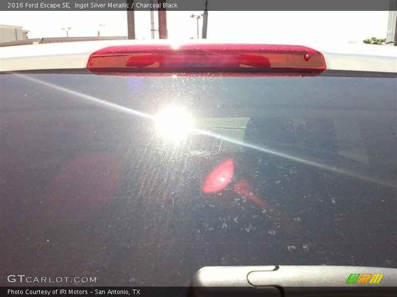 Ingot Silver Metallic / Charcoal Black 2016 Ford Escape SE