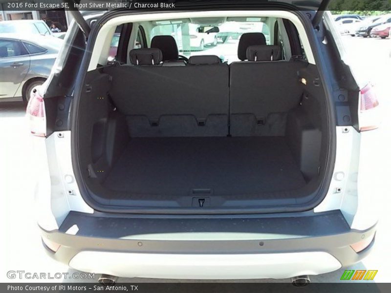 Ingot Silver Metallic / Charcoal Black 2016 Ford Escape SE