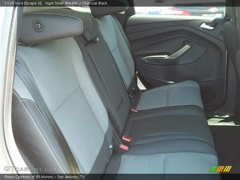 Ingot Silver Metallic / Charcoal Black 2016 Ford Escape SE
