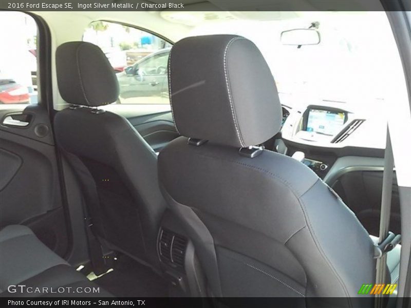 Ingot Silver Metallic / Charcoal Black 2016 Ford Escape SE