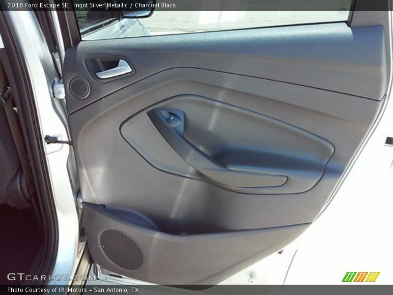 Ingot Silver Metallic / Charcoal Black 2016 Ford Escape SE