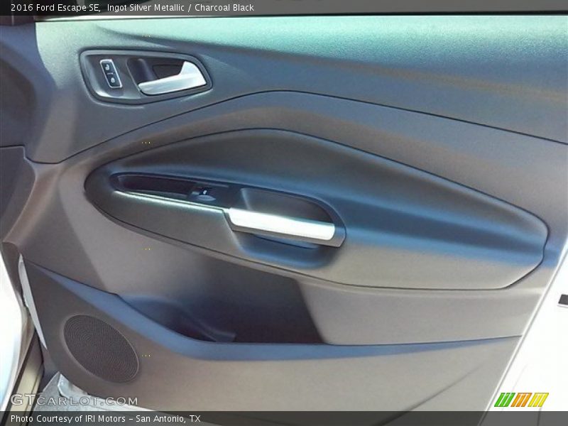 Ingot Silver Metallic / Charcoal Black 2016 Ford Escape SE