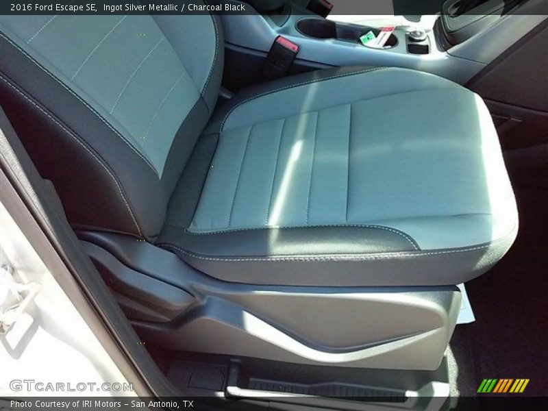 Ingot Silver Metallic / Charcoal Black 2016 Ford Escape SE