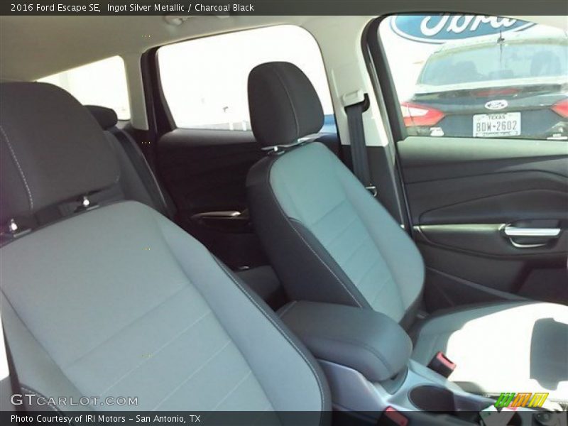Ingot Silver Metallic / Charcoal Black 2016 Ford Escape SE