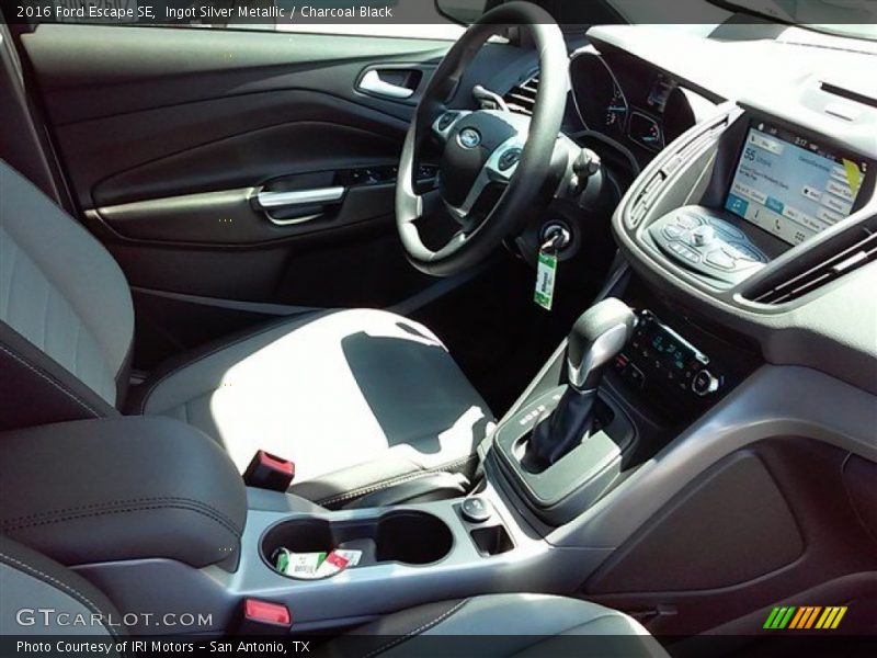 Ingot Silver Metallic / Charcoal Black 2016 Ford Escape SE