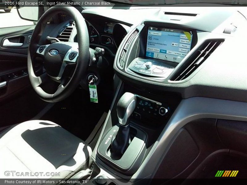 Ingot Silver Metallic / Charcoal Black 2016 Ford Escape SE