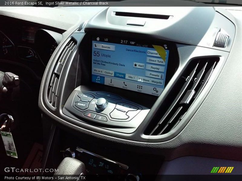 Ingot Silver Metallic / Charcoal Black 2016 Ford Escape SE