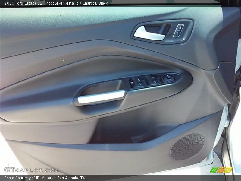 Ingot Silver Metallic / Charcoal Black 2016 Ford Escape SE
