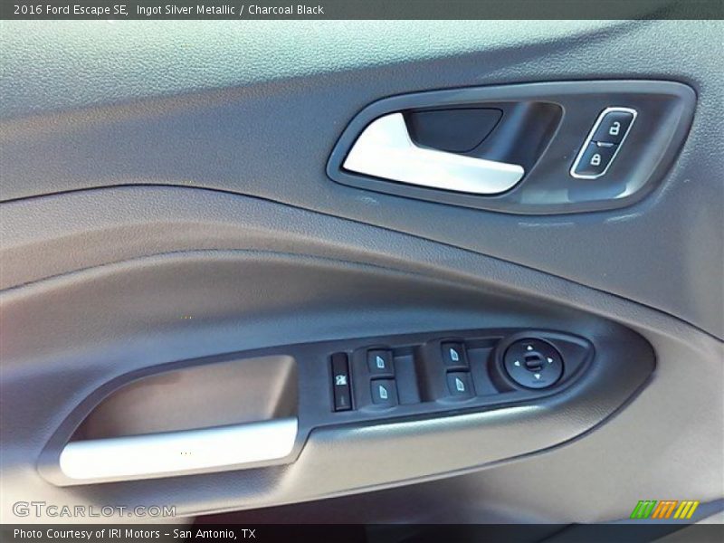 Ingot Silver Metallic / Charcoal Black 2016 Ford Escape SE