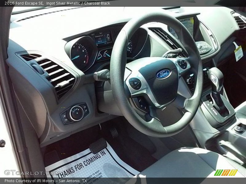 Ingot Silver Metallic / Charcoal Black 2016 Ford Escape SE