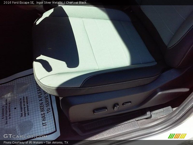 Ingot Silver Metallic / Charcoal Black 2016 Ford Escape SE