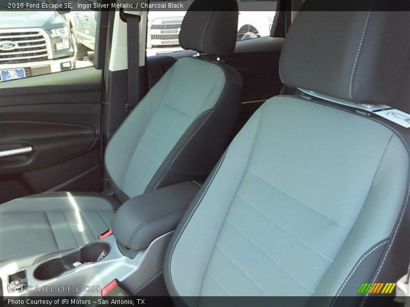 Ingot Silver Metallic / Charcoal Black 2016 Ford Escape SE