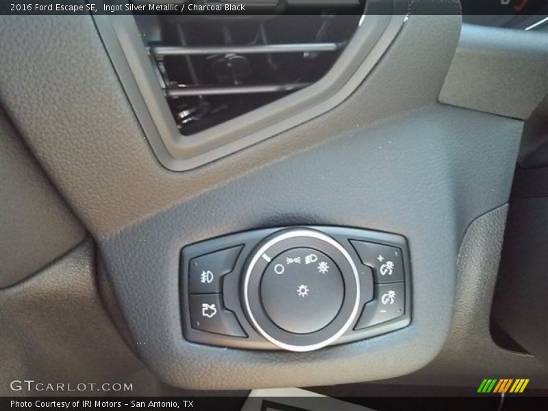 Ingot Silver Metallic / Charcoal Black 2016 Ford Escape SE
