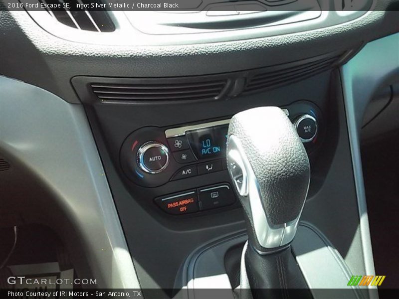 Ingot Silver Metallic / Charcoal Black 2016 Ford Escape SE