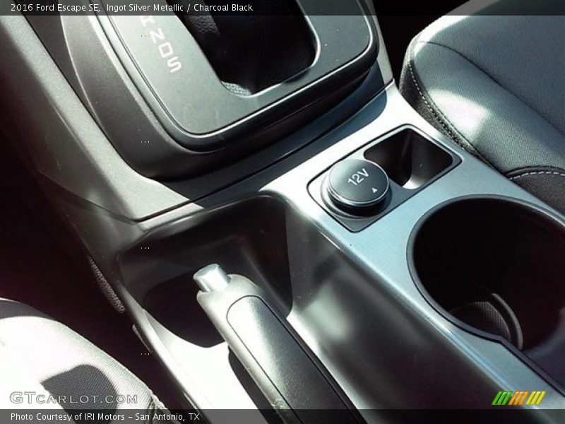 Ingot Silver Metallic / Charcoal Black 2016 Ford Escape SE