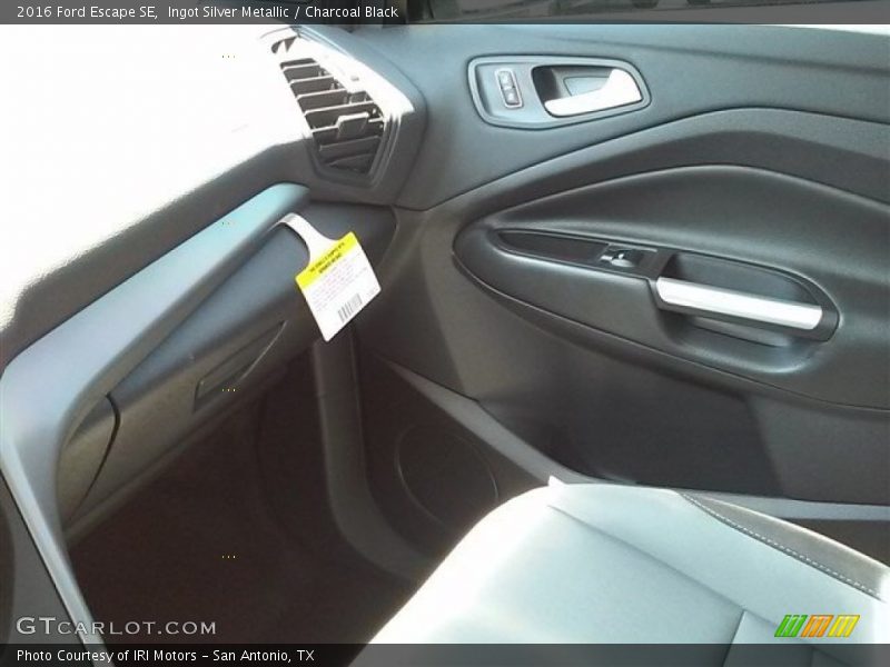 Ingot Silver Metallic / Charcoal Black 2016 Ford Escape SE