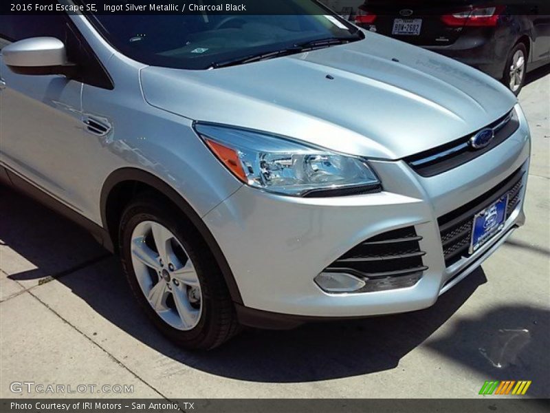 Ingot Silver Metallic / Charcoal Black 2016 Ford Escape SE