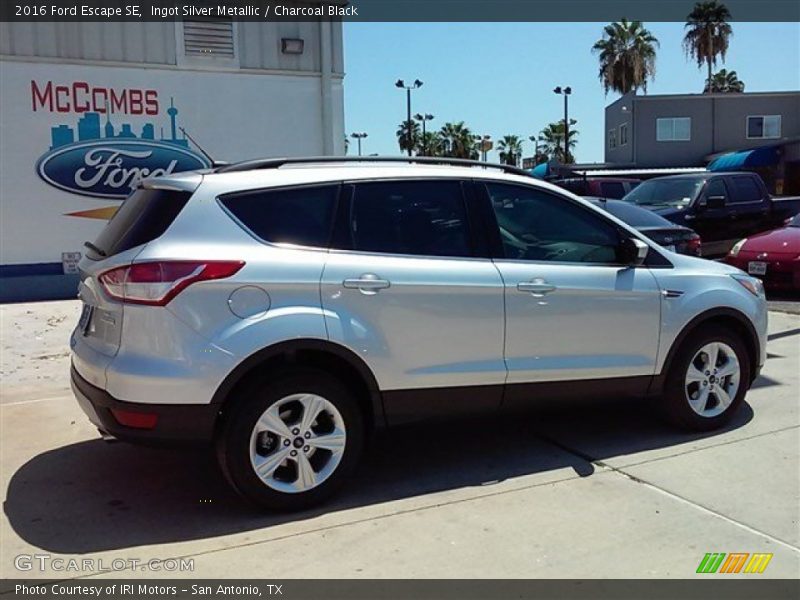 Ingot Silver Metallic / Charcoal Black 2016 Ford Escape SE