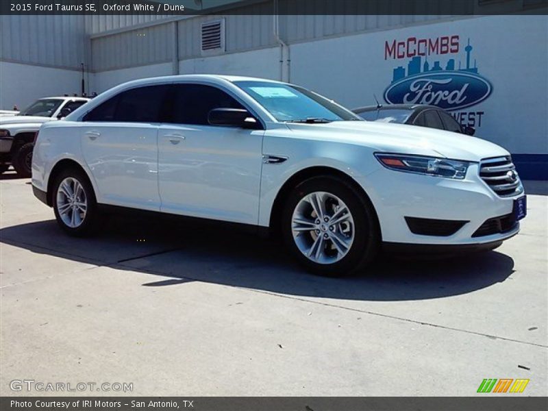 Oxford White / Dune 2015 Ford Taurus SE