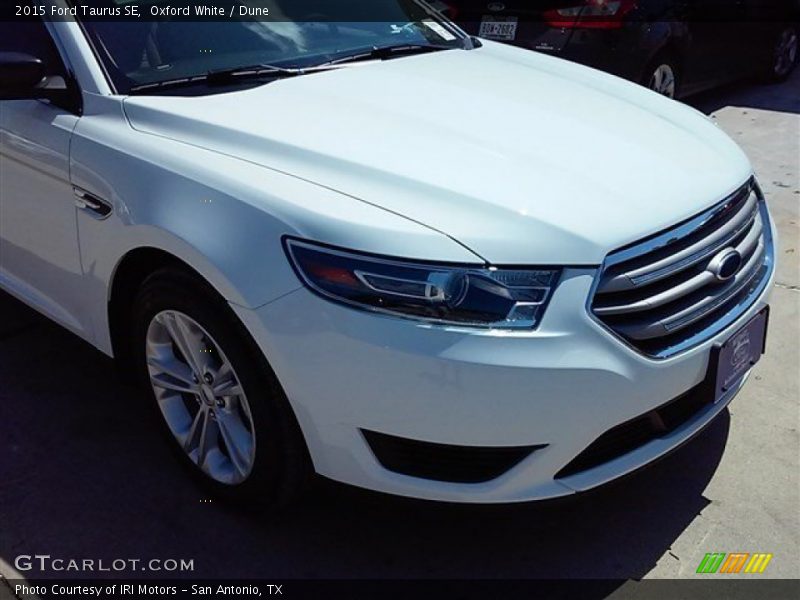 Oxford White / Dune 2015 Ford Taurus SE