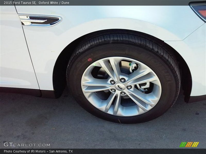 Oxford White / Dune 2015 Ford Taurus SE