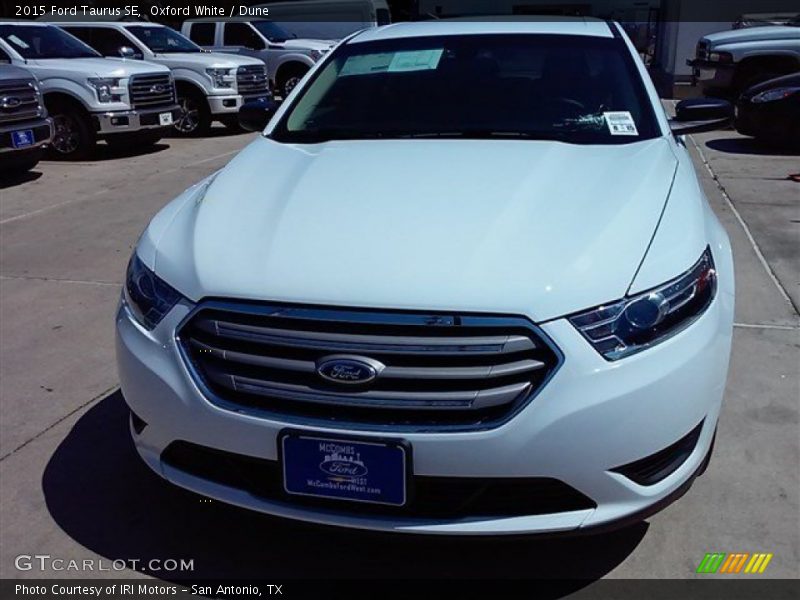 Oxford White / Dune 2015 Ford Taurus SE