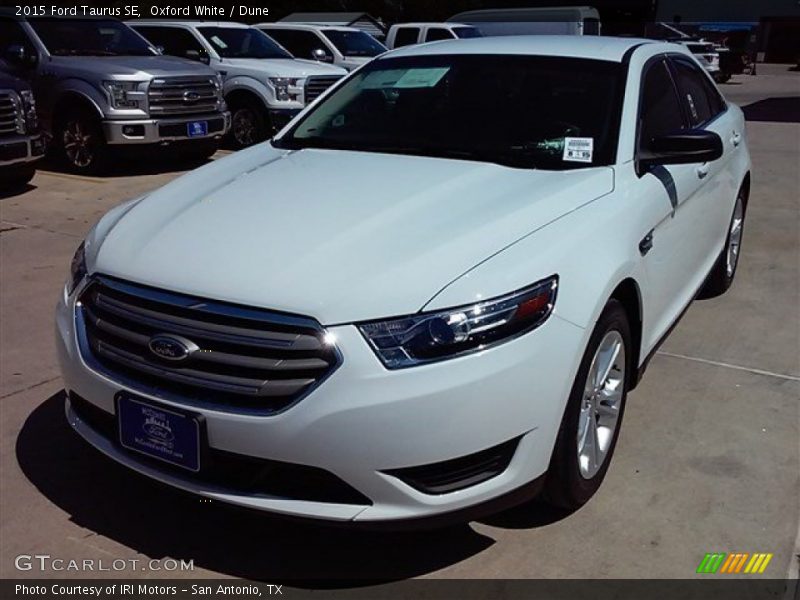 Oxford White / Dune 2015 Ford Taurus SE